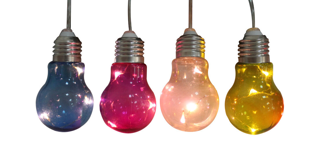 487B GUIRNALDA ESTILO BOMBILLA COLORES A PILA