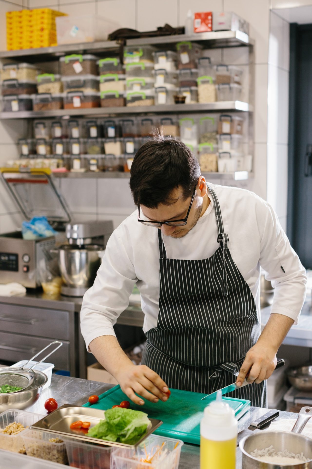 Gourmet bowl dish: precision cutting by a professional chef